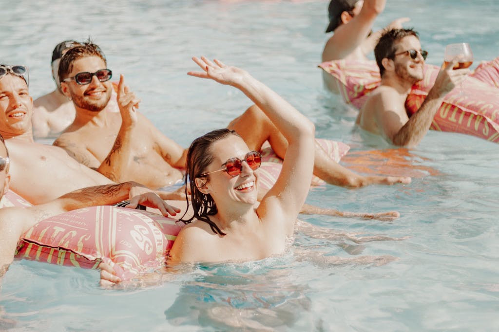 chicas baño en piscina amor verano occo pool verano 2023
