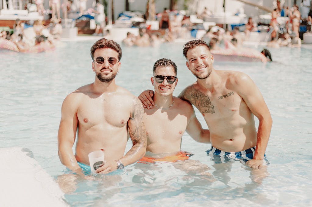 grupo amigos amor verano occo pool verano 2023