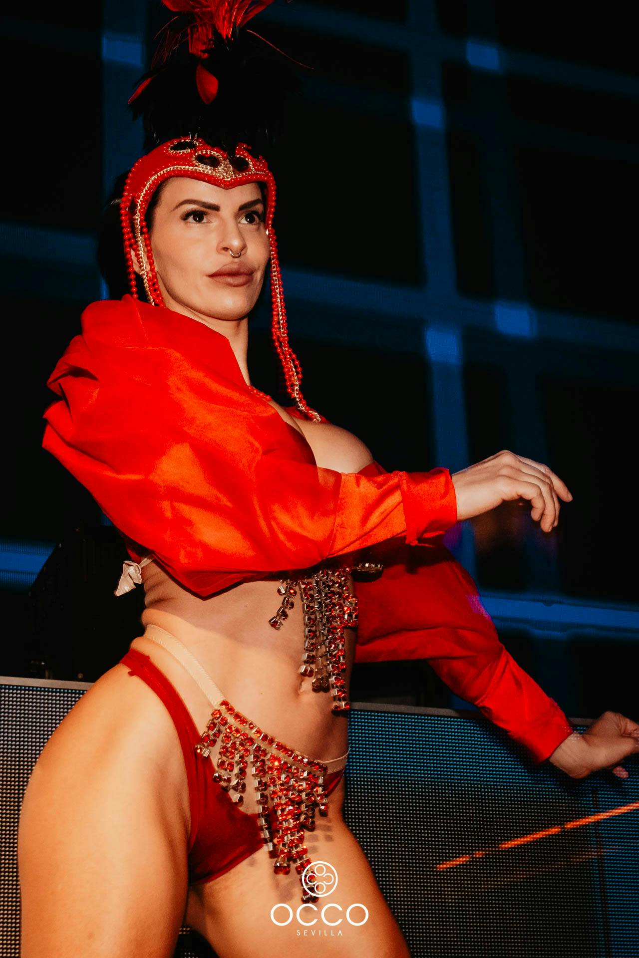 Occo bailarina roja plano americano fiesta samba