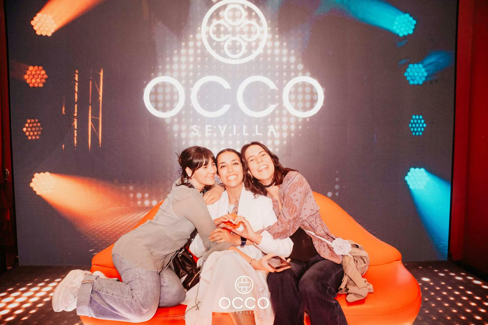 Occo-chicas-sofa-fiesta-imagine