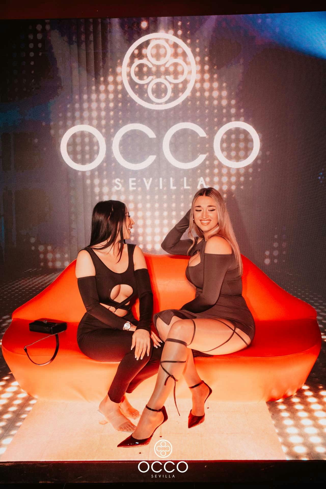 Occo chicas sofa beso fiesta oh my cat