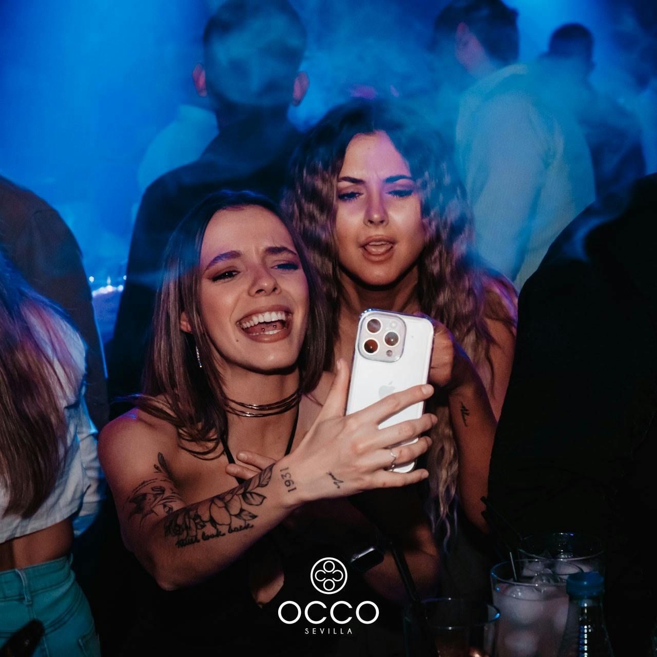 Occo-chica-selfie-fiesta-imagine