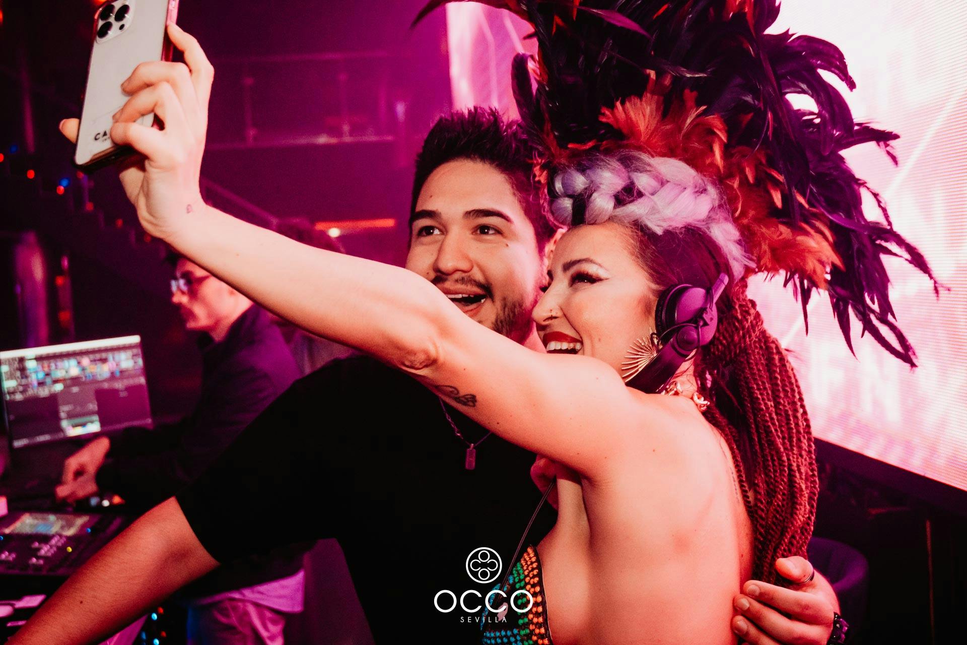Occo-selfie-bailarina-con-dj-fiesta-la-bambola