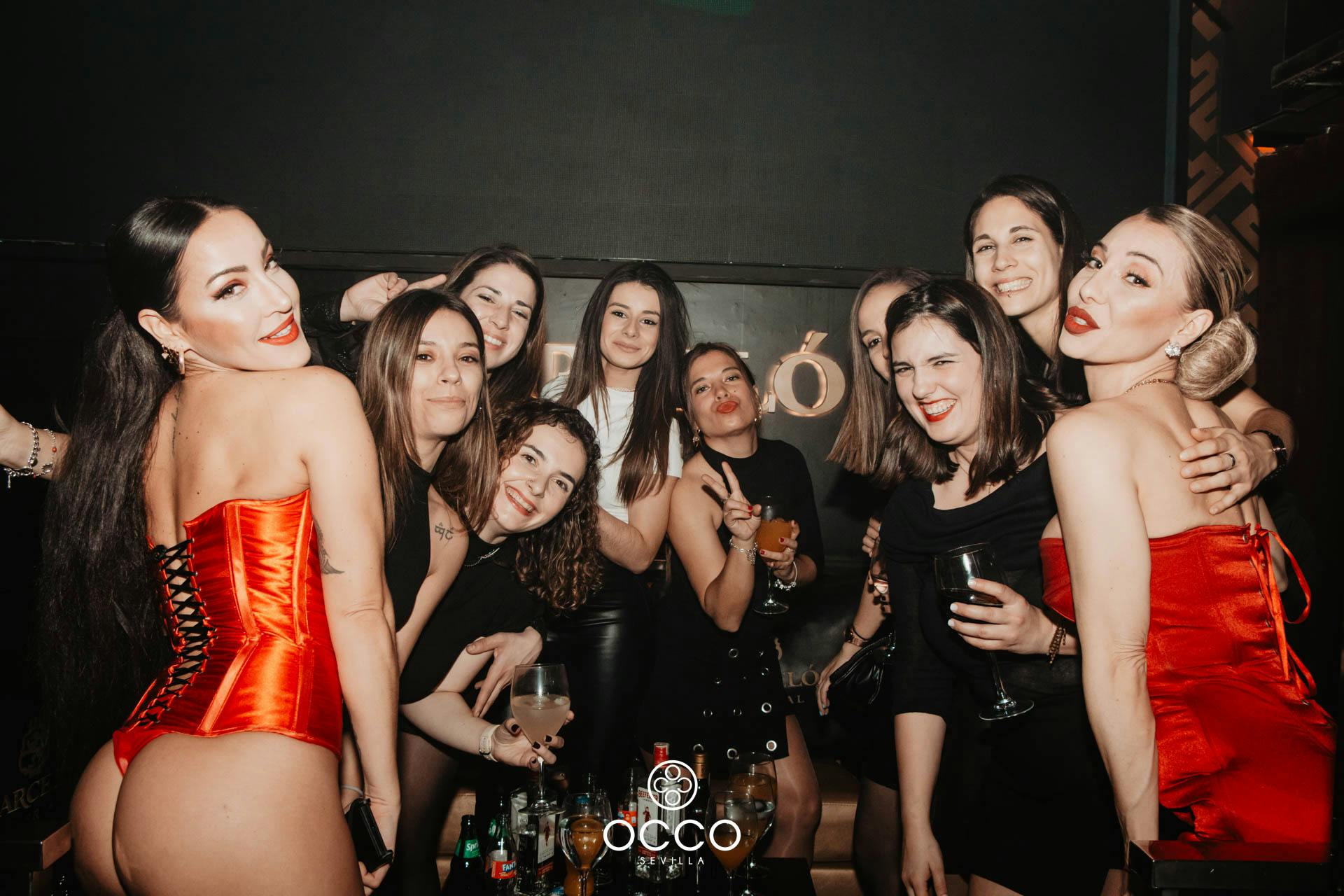 Occo grupo chicas reservado bailarinas rojas pose fiesta elixir
