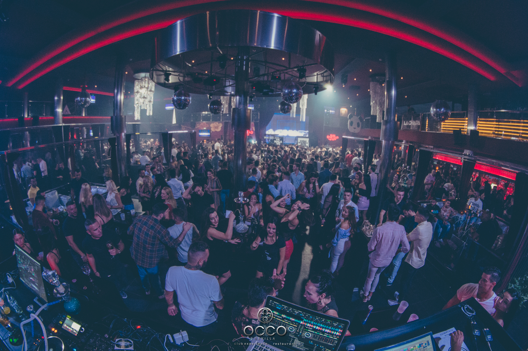 Discoteca abierta hoy en Sevilla con pista de baile llena en OCCO