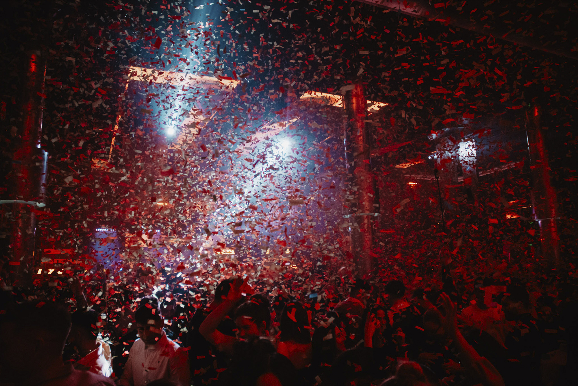 Pista llena y lluvia de confeti en la discoteca OCCO, plan de fiesta para despedidas de soltero/a en Sevilla