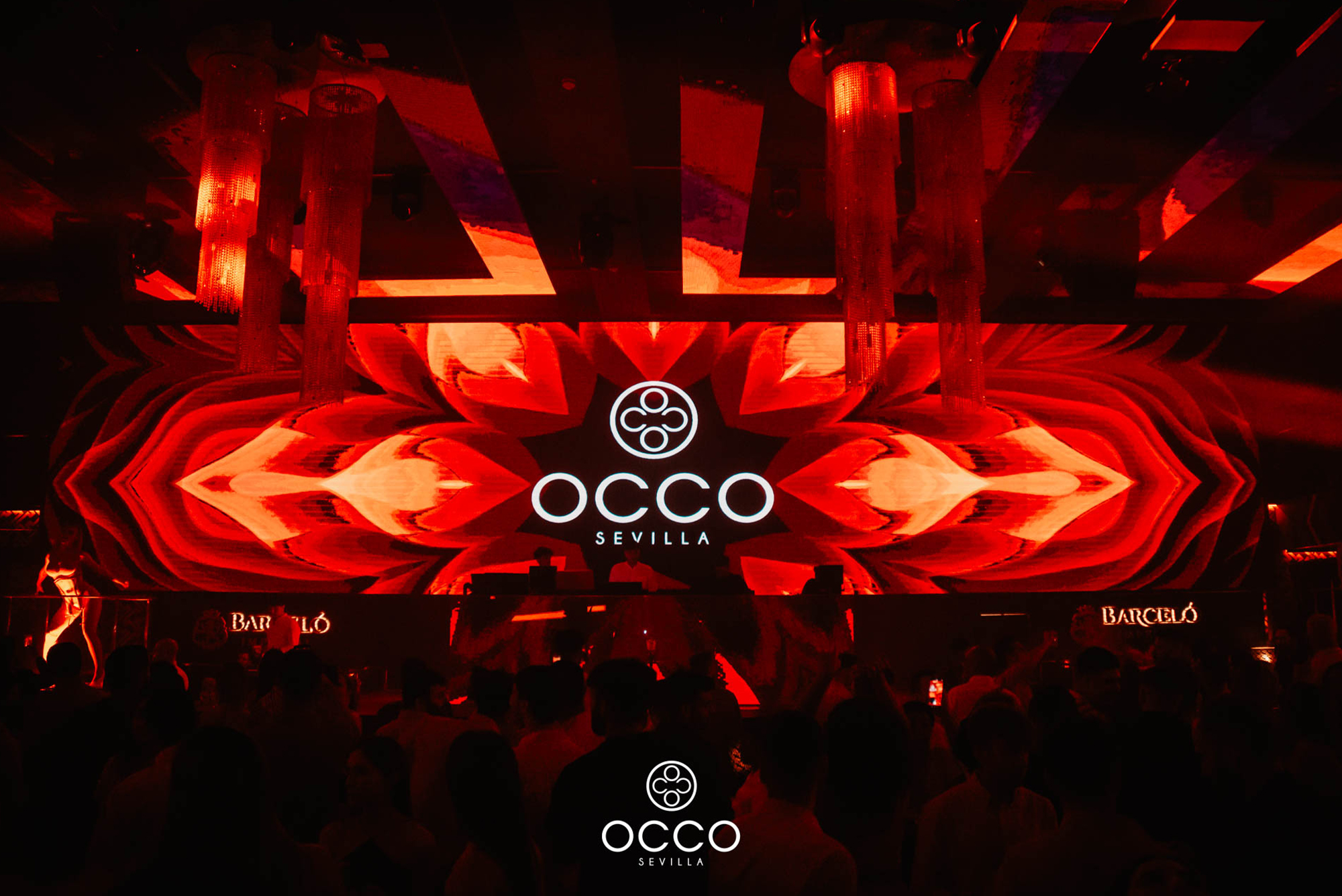 Pista de la discoteca OCCO Sevilla llena frente a la pantalla LED gigante, plan para despedidas