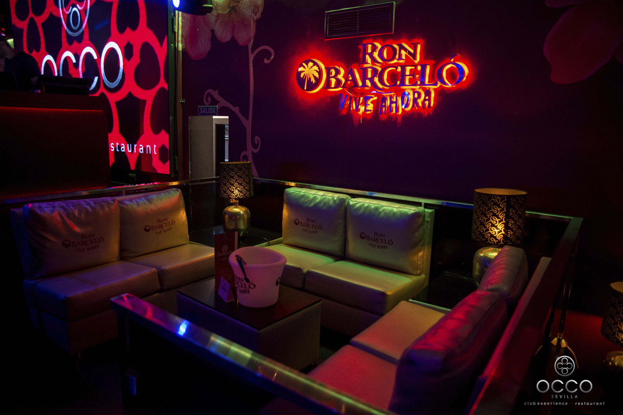 Reservado VIP con sofás y cubitera en OCCO Sevilla para seguir la despedida después de la cena